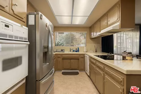 Kitchen - 122 N Cedar St, Glendale, CA 91206 photo 4 of 13