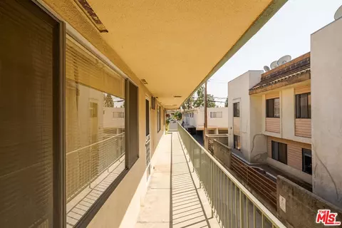 Entry Way - 122 N Cedar St, Glendale, CA 91206 photo 2 of 3