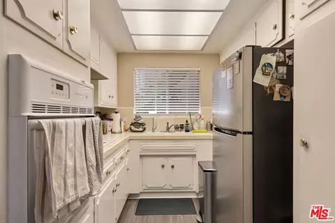 Kitchen - 122 N Cedar St, Glendale, CA 91206 photo 1 of 13