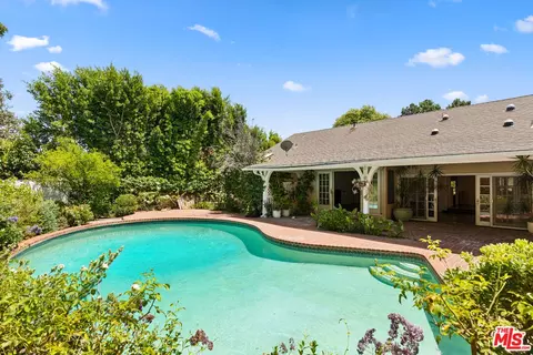 16011 Meadowcrest Rd, Sherman Oaks, CA 91403