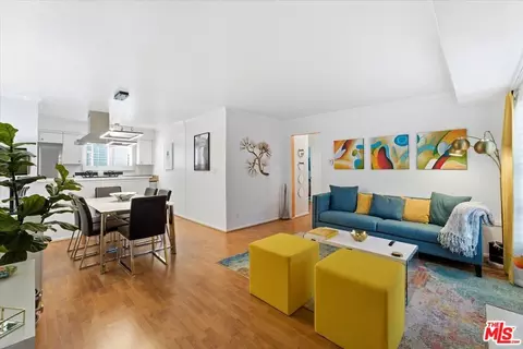 22030 Calvert St #6, Woodland Hills, CA 91367