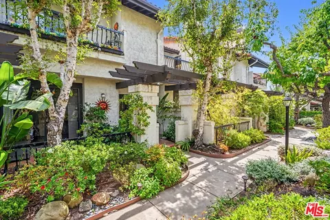 17204 Palisades Cir, Pacific Palisades, CA 90272