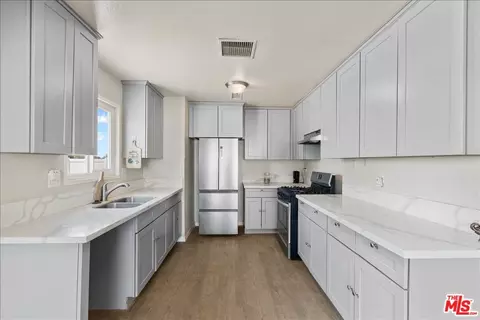 Kitchen - 40611 178th St, Lancaster, CA 93535 photo 2 of 4