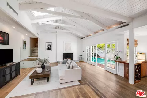 9828 Easton Dr, Beverly Hills, CA 90210