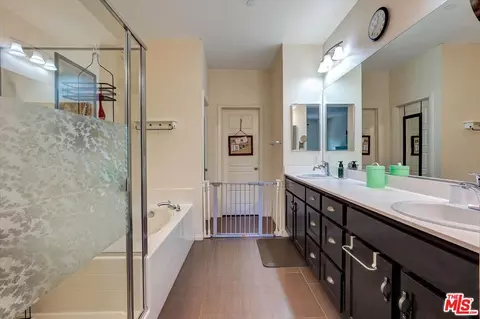 Bath - 2431 Birchknoll Ct #2, Simi Valley, CA 93063 photo 3 of 3