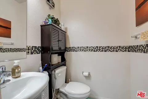 Bath - 2431 Birchknoll Ct #2, Simi Valley, CA 93063 photo 1 of 3