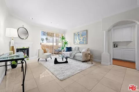 7218 Hillside Ave #202, Los Angeles, CA 90046