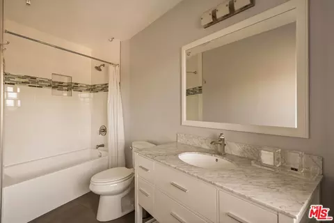 Bath - 1664 Gladys Dr, Glendale, CA 91206 photo 5 of 7