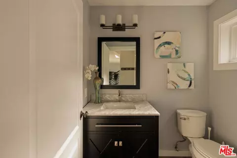 Bath - 1664 Gladys Dr, Glendale, CA 91206 photo 1 of 7