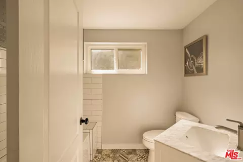 Bath - 1664 Gladys Dr, Glendale, CA 91206 photo 6 of 7
