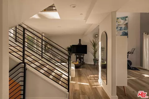 Entry Way - 1664 Gladys Dr, Glendale, CA 91206 photo 3 of 4