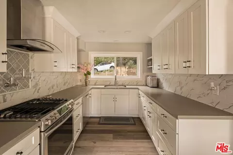 Kitchen - 1664 Gladys Dr, Glendale, CA 91206 photo 3 of 4