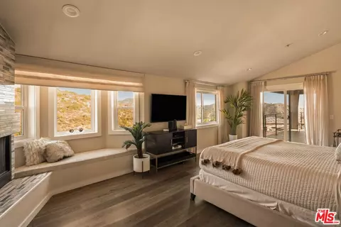 Bedroom - 1664 Gladys Dr, Glendale, CA 91206 photo 1 of 7