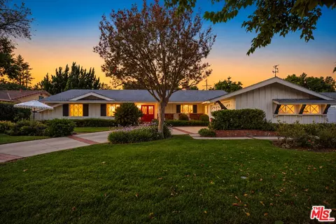 23431 Clarendon St, Woodland Hills, CA 91367