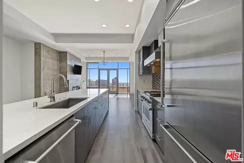 1111 S Grand Ave #PH6, Los Angeles, CA 90015