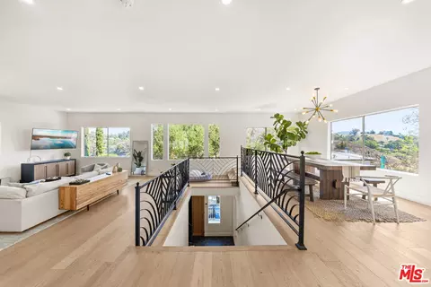 2927 Park Center Dr, Los Angeles, CA 90068