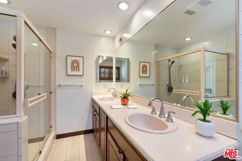 Bath - 541 Silvera Ave, Long Beach, CA 90803 photo 1 of 5