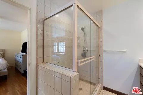 Bath - 541 Silvera Ave, Long Beach, CA 90803 photo 3 of 5