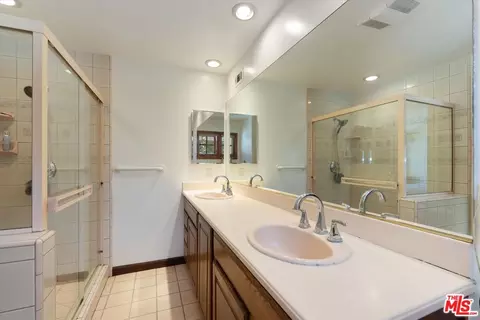 Bath - 541 Silvera Ave, Long Beach, CA 90803 photo 2 of 5