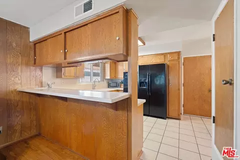 Kitchen - 541 Silvera Ave, Long Beach, CA 90803 photo 2 of 5