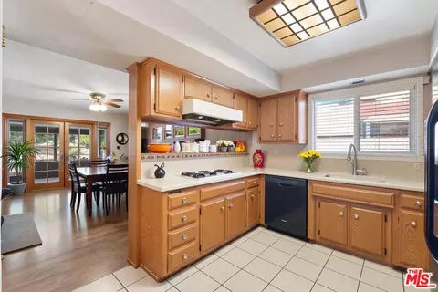 Kitchen - 541 Silvera Ave, Long Beach, CA 90803 photo 3 of 5