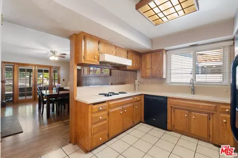 Kitchen - 541 Silvera Ave, Long Beach, CA 90803 photo 4 of 5