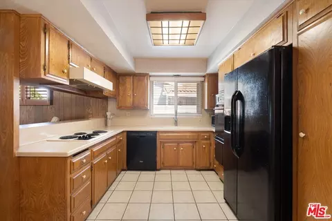 Kitchen - 541 Silvera Ave, Long Beach, CA 90803 photo 5 of 5