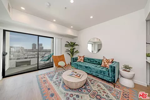 321 Oxford Ave #PH6, Los Angeles, CA 90020