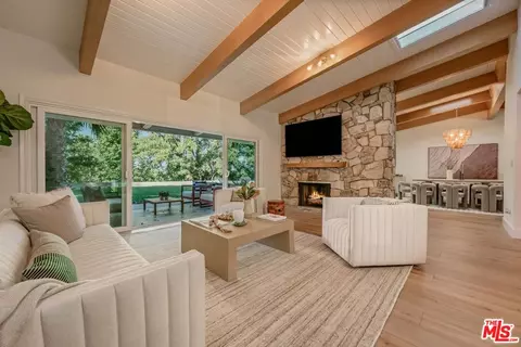 5618 Wilhelmina Ave, Woodland Hills, CA 91367