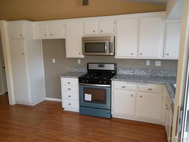 28025 Sturbridge Dr, Castaic, CA 91384 photo 9