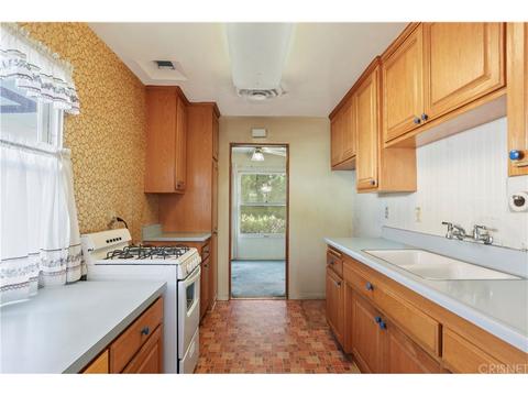 8006 Hesperia Ave, Reseda, CA 91335 photo 4