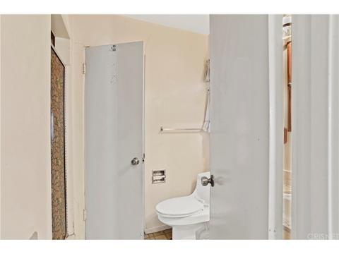 8006 Hesperia Ave, Reseda, CA 91335 photo 10