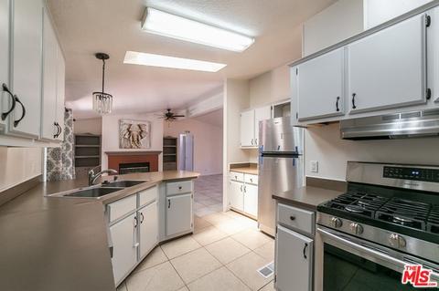 32055 Emerald Ln, Castaic, CA 91384 photo 4