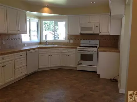 8525 Luxor St, Downey, CA 90241 photo 2