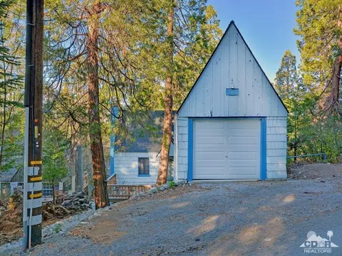 270 Flower Dr, Lake Arrowhead, CA 92352 photo 3
