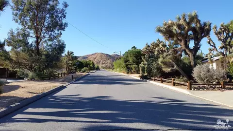8256 Cholla Ave, Yucca Valley, CA 92284 photo 2