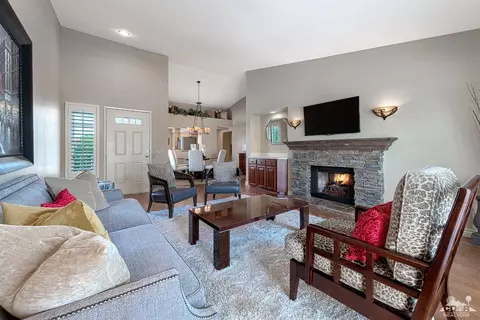 367 Muirfield Dr, Palm Desert, CA 92211 photo 2