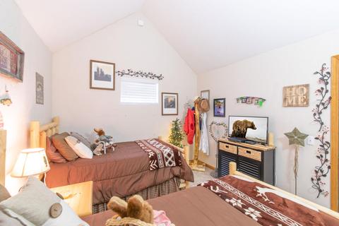 677 Holmes, Sugarloaf, CA 92386 photo 20