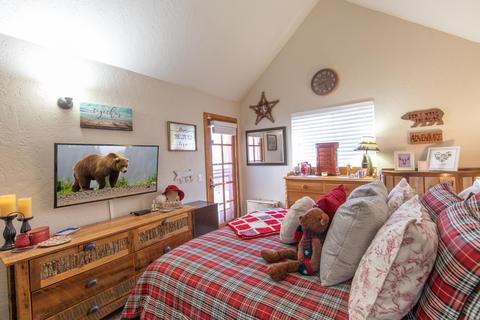 677 Holmes, Sugarloaf, CA 92386 photo 16