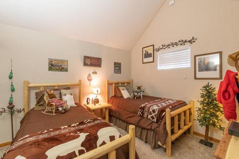 677 Holmes, Sugarloaf, CA 92386 photo 18