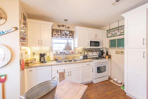 677 Holmes, Sugarloaf, CA 92386 photo 10