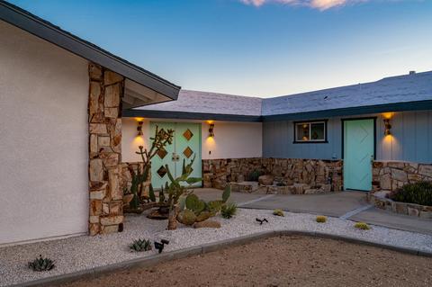 57044 Juarez Ct, Yucca Valley, CA 92284 photo 2