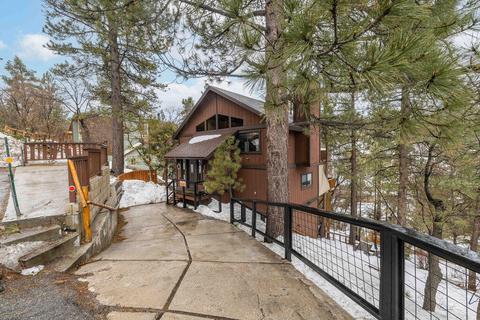 586 Villa Grove Ave, Big Bear City, CA 92314