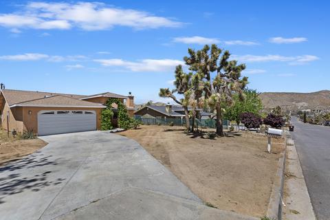 7482 Apache Trl, Yucca Valley, CA 92284 photo 2