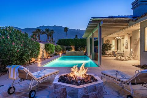 2381 Tamarisk Rd, Palm Springs, CA 92262