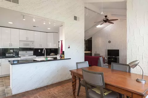 2212 S Sunshine Cir, Palm Springs, CA 92264