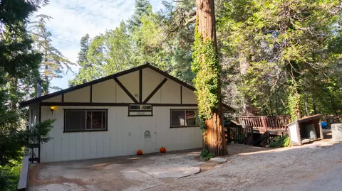 28422 Larchmont Ln, Lake Arrowhead, CA 92352