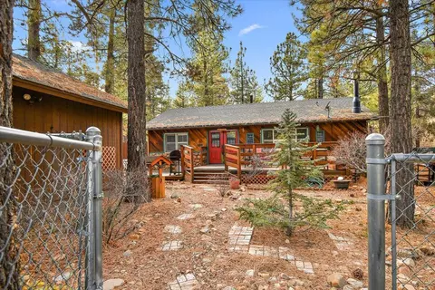 1073 Hemlock Ln, Big Bear City, CA 92314 photo 2