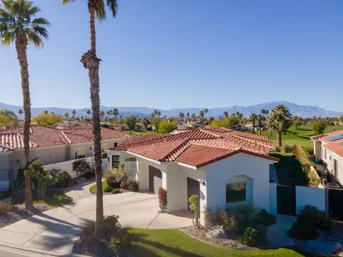 677 Arrowhead Dr, Palm Desert, CA 92211