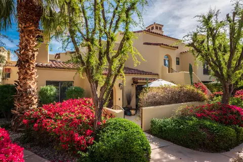 221 Villorrio Dr E, Palm Springs, CA 92262